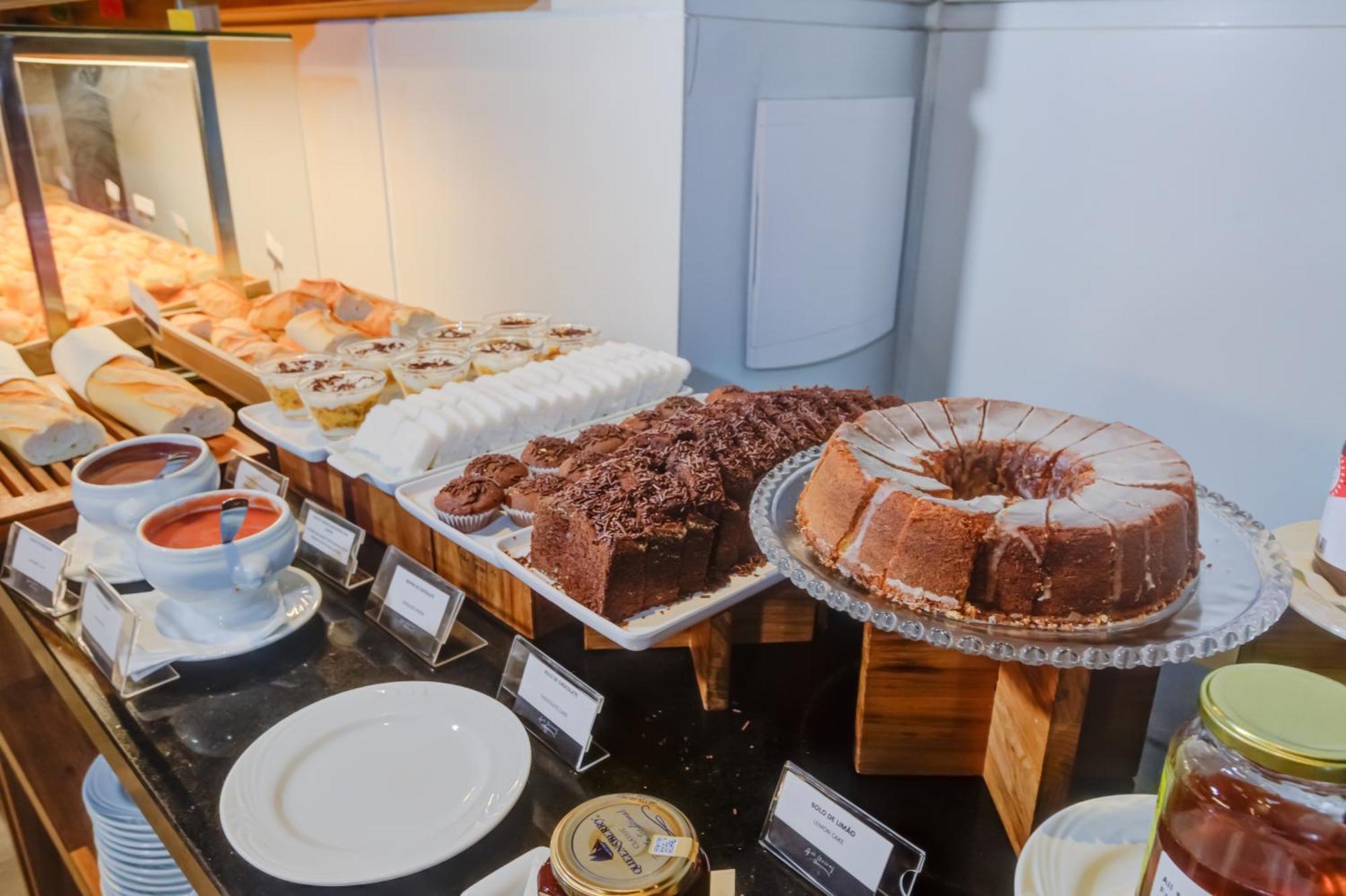 Radisson Sao Paulo Paulista Hotel Kültér fotó A selection of cakes at a buffet