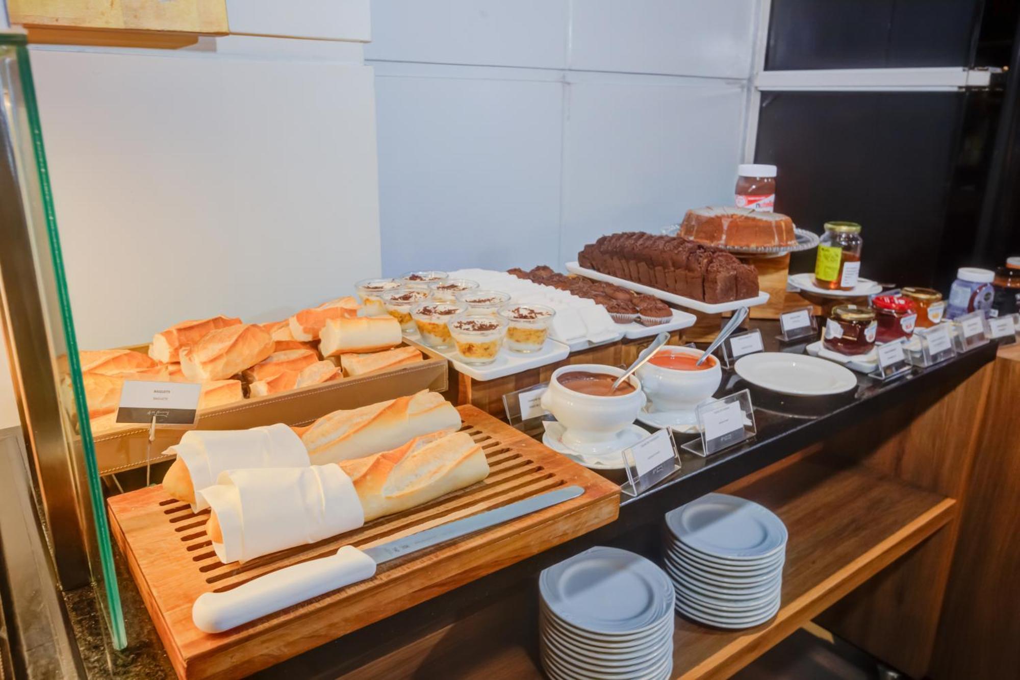 Radisson Sao Paulo Paulista Hotel Kültér fotó A selection of pastries at a buffet