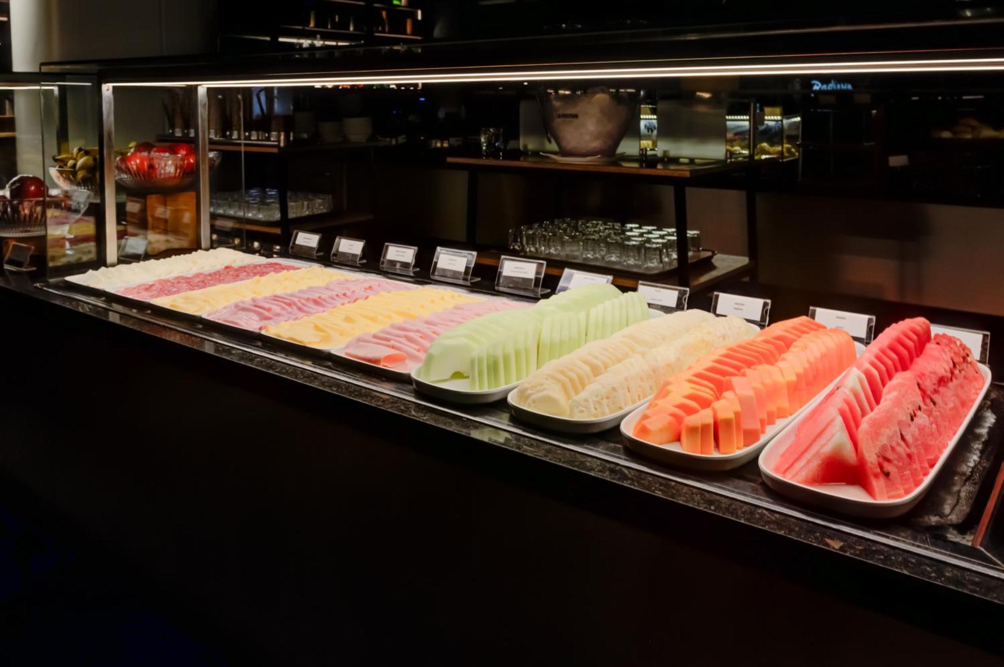 Radisson Sao Paulo Paulista Hotel Kültér fotó A selection of fruit at a buffet