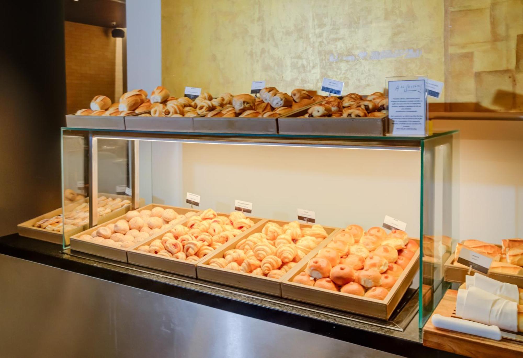 Radisson Sao Paulo Paulista Hotel Kültér fotó A display case of pastries
