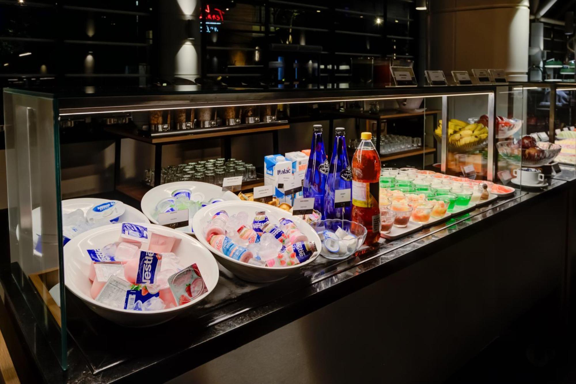 Radisson Sao Paulo Paulista Hotel Kültér fotó A selection of soft drinks at a buffet