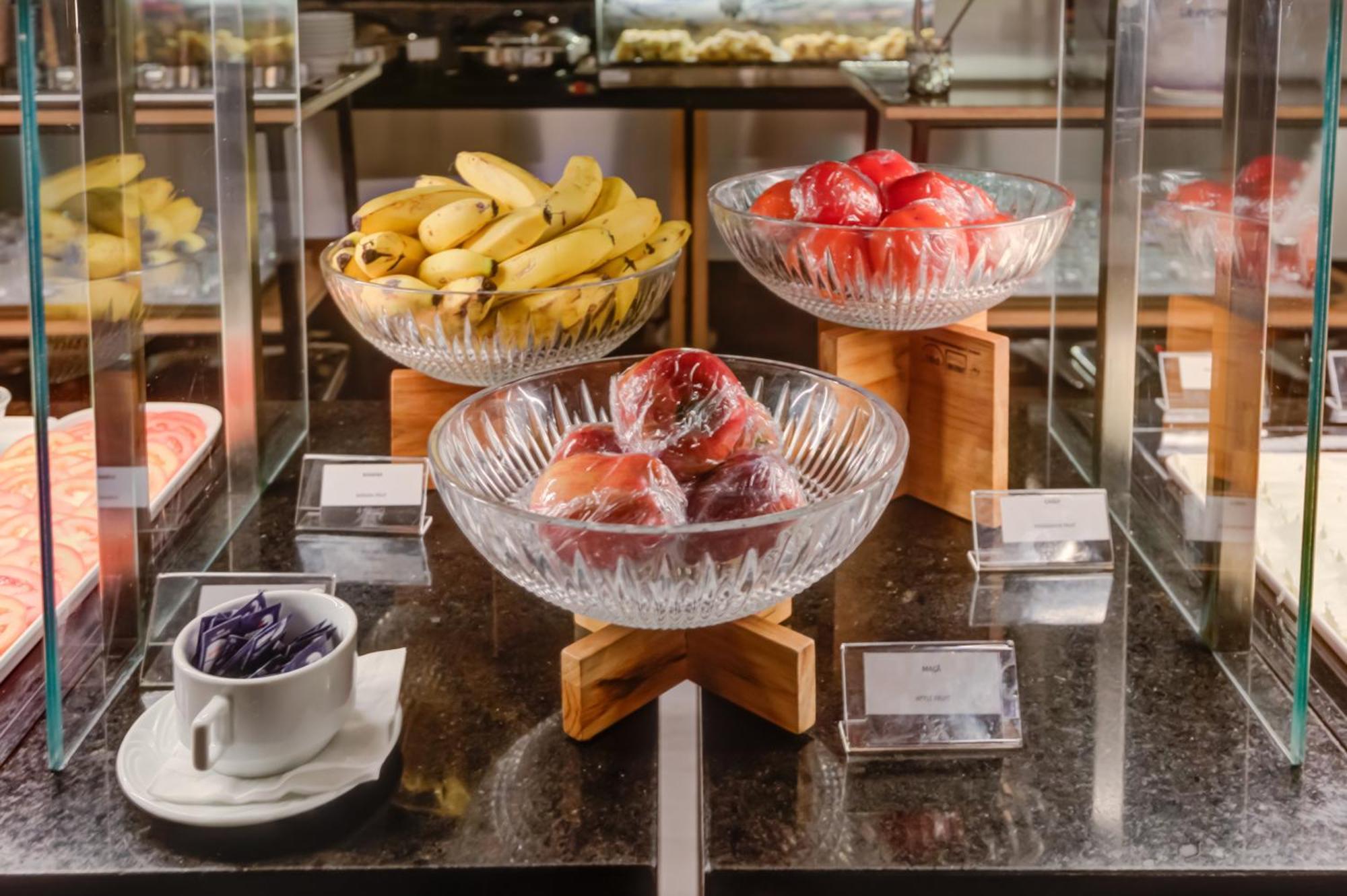 Radisson Sao Paulo Paulista Hotel Kültér fotó Fruit at a buffet