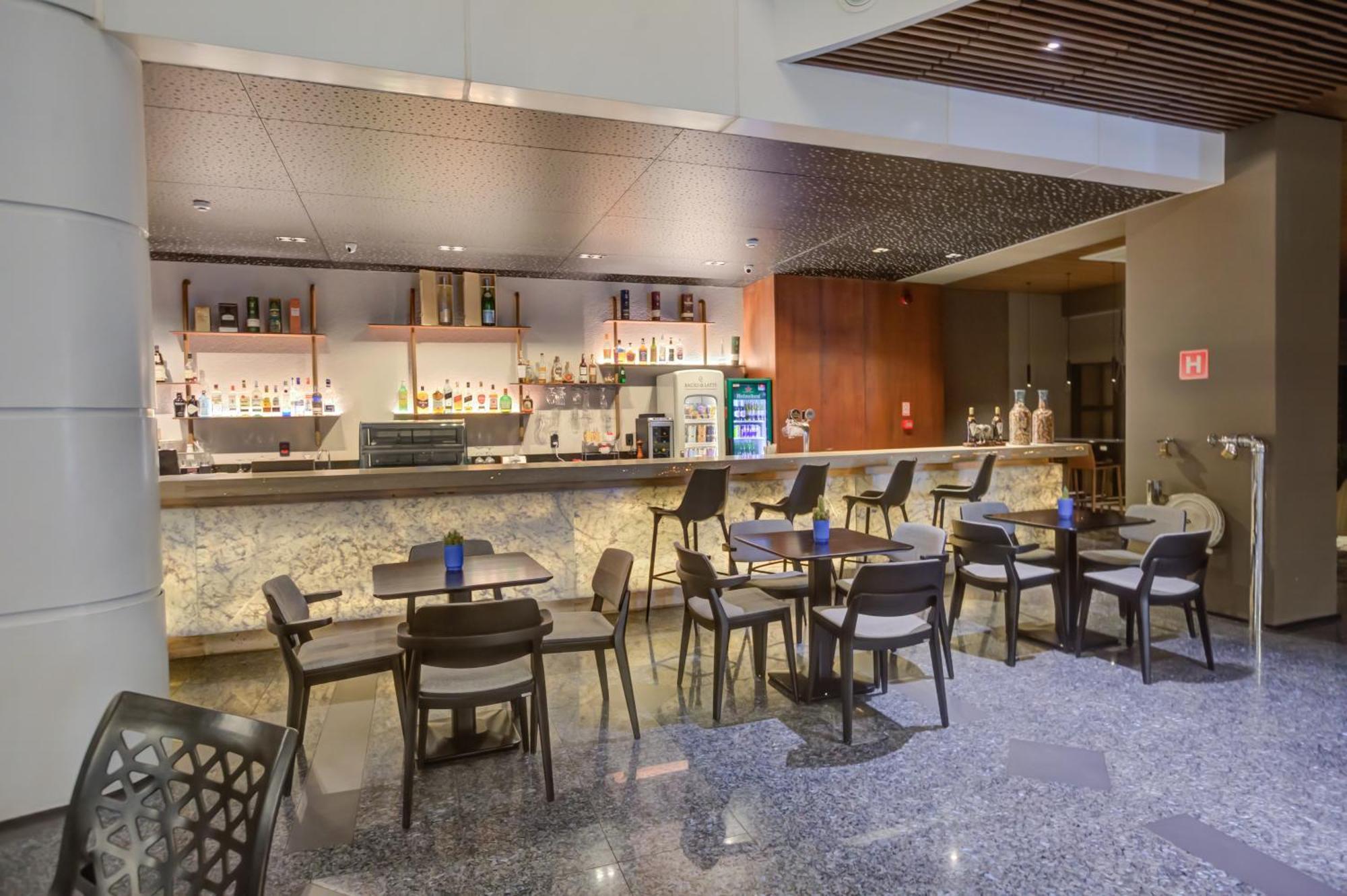 Radisson Sao Paulo Paulista Hotel Kültér fotó The lounge at Newark Airport