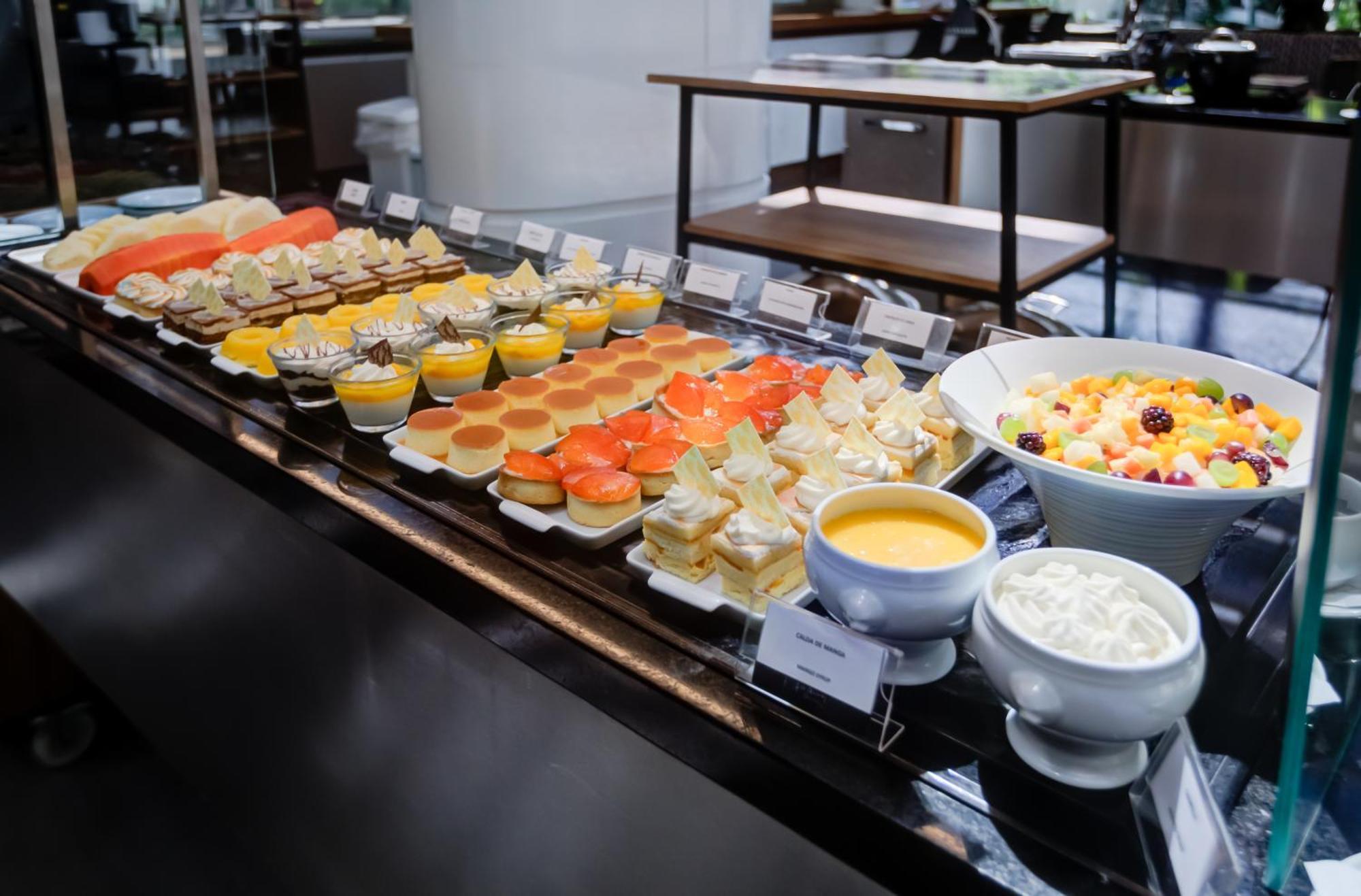 Radisson Sao Paulo Paulista Hotel Kültér fotó A selection of desserts at a buffet