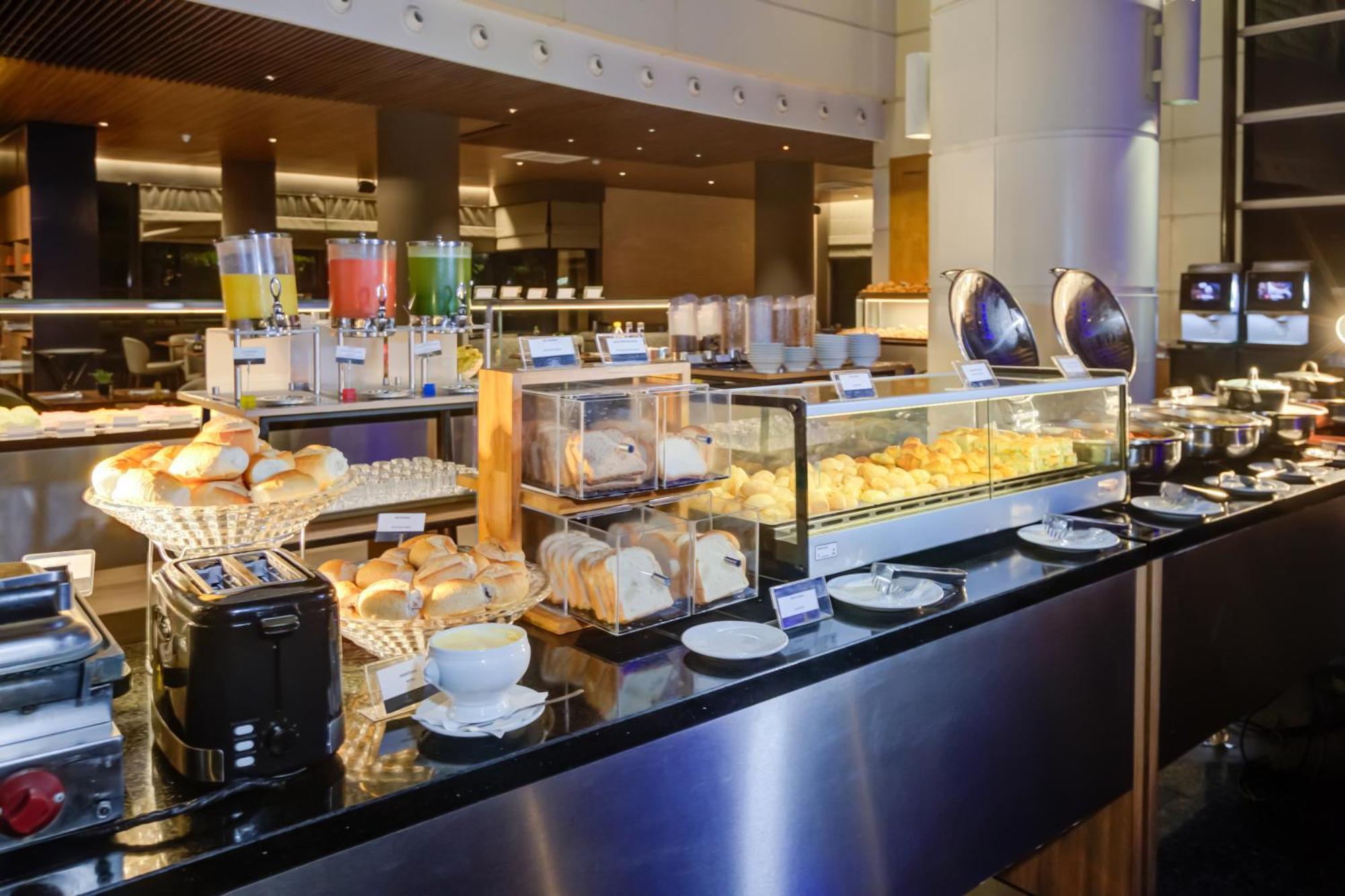 Radisson Sao Paulo Paulista Hotel Kültér fotó A buffet at a hotel
